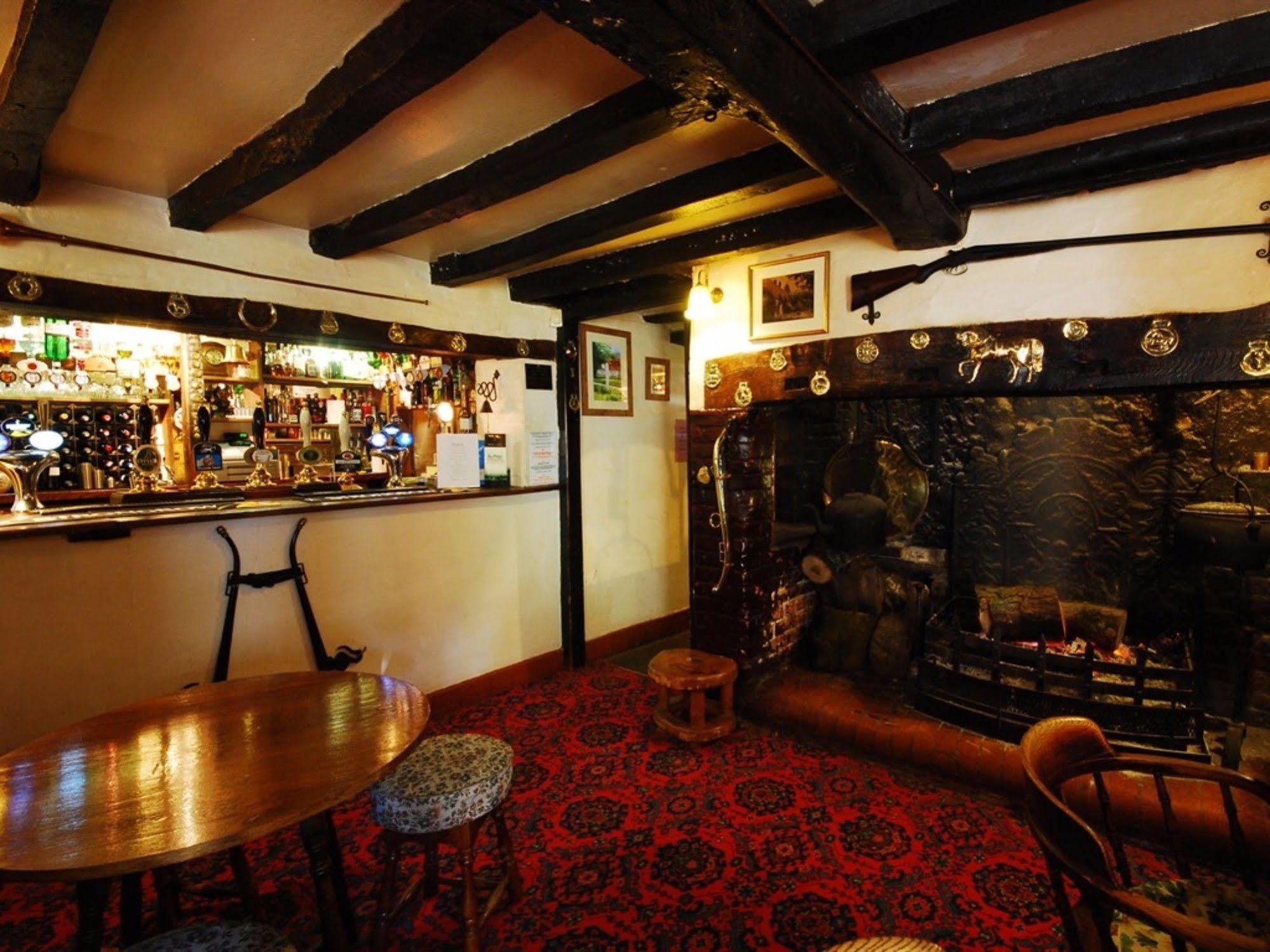 The Hatchet Inn Chute Kültér fotó
